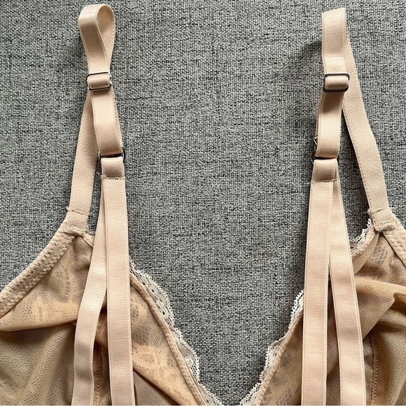 La Vie En Rose lace Bralette. Peachy pink colour. Size Large - Picture 7 of 9